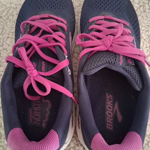 Brooks Women's Ariel 11B Navy Blue Sneakers - Picture 8 of 9